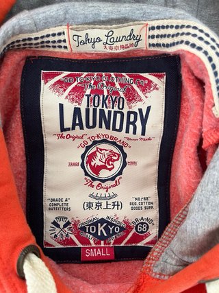 Sudadera naranja con capucha