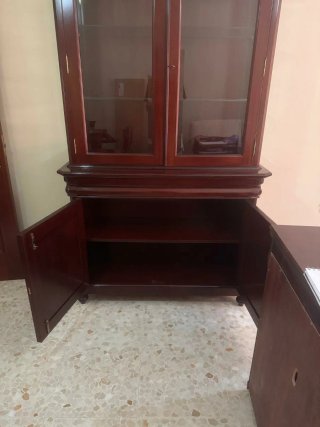 Mueble vitrina madera y cristal