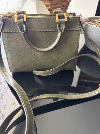 Bolso Guess verde oliva con textura piel serpiente