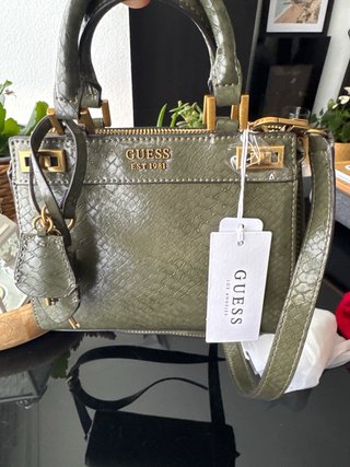 Bolso Guess verde oliva con textura piel serpiente