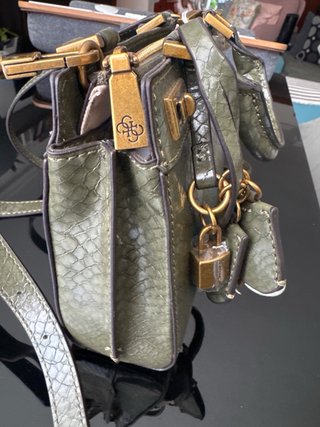 Bolso Guess verde oliva con textura piel serpiente
