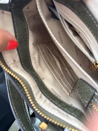 Bolso Guess verde oliva con textura piel serpiente
