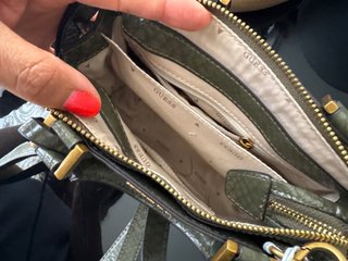 Bolso Guess verde oliva con textura piel serpiente