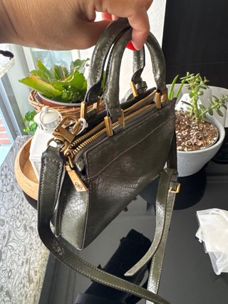Bolso Guess verde oliva con textura piel serpiente