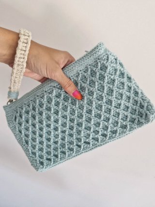 Bolso Clutch Tejido a mano enAzul y asa macrame