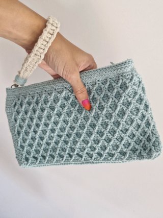 Bolso Clutch Tejido a mano enAzul y asa macrame