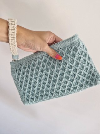 Bolso Clutch Tejido a mano enAzul y asa macrame
