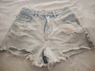 Shorts vaqueros rotos desgastados