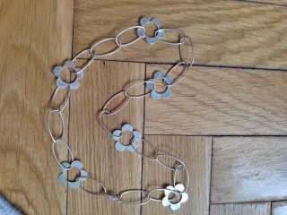 Collar de plata con flores
