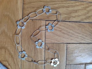 Collar de plata con flores