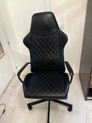 Silla gamer negra con detalles azules