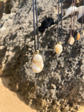 Collares únicos en plata y latón