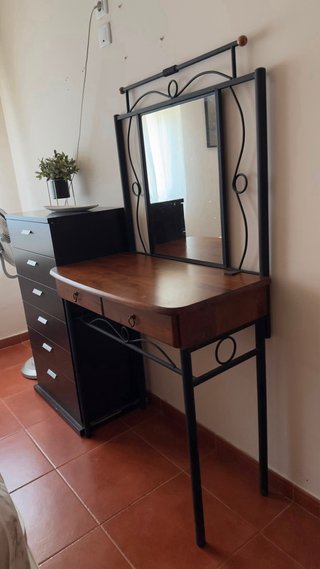 Tocador de madera y metal con espejo
