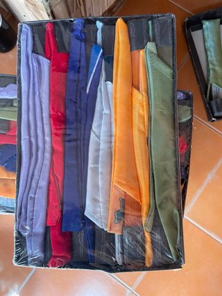 Abanicos con fundas colores variados.
