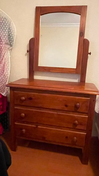 Cómoda de madera con espejo