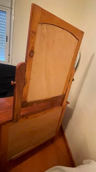 Cómoda de madera con espejo