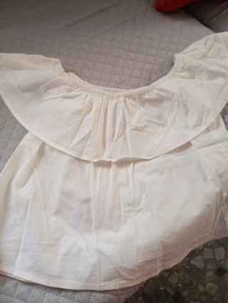 Blusa blanca con volante