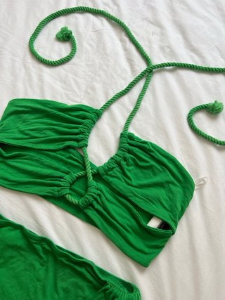 Conjunto verde falda y top con cuerda
