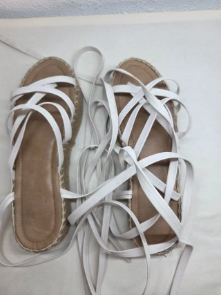 Sandalias romanas blancas atadas