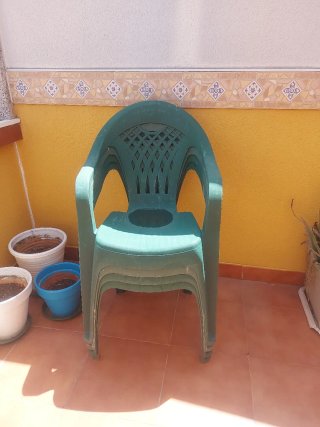Se regalan 4 Sillas de jardín apilables de plástic