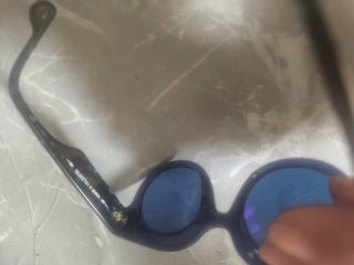 Gafas de sol azules y negras