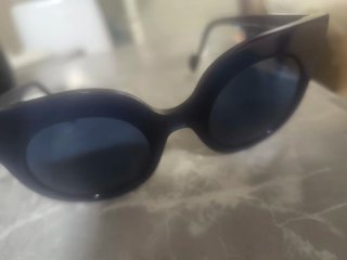 Gafas de sol azules y negras