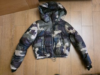 Plumífero camuflaje Bershka capucha Talla M