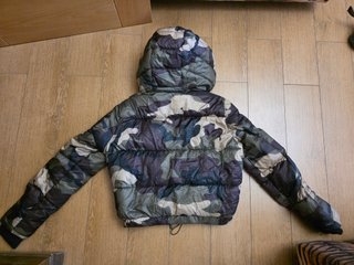 Plumífero camuflaje Bershka capucha Talla M