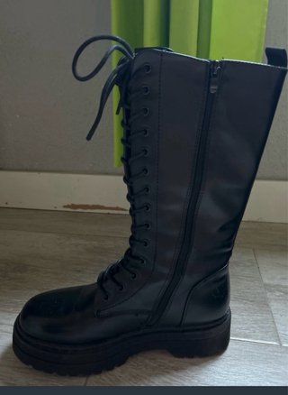 Botas altas negras con cordones