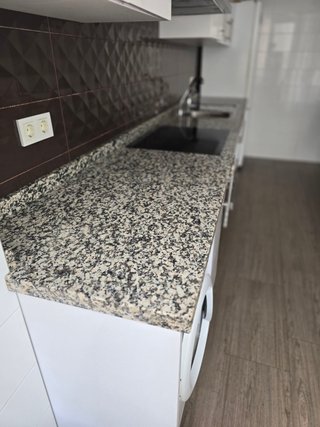 Cocina completa con encimera de piedra