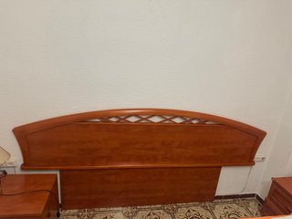 Cabezal de cama de madera marrón