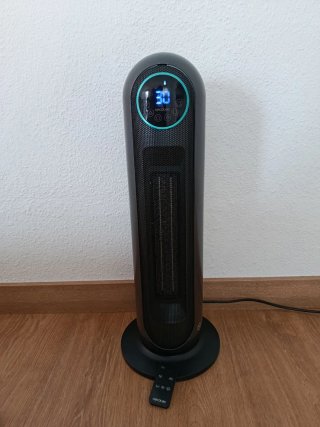 Calefactor cerámico de torre Cecotec con mando
