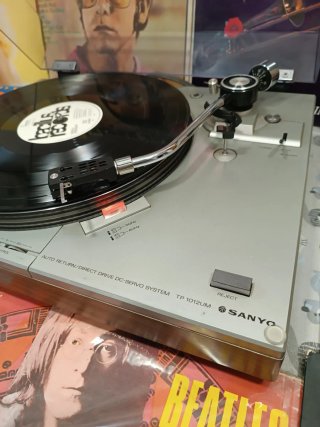 Tocadiscos Sanyo TP 1020