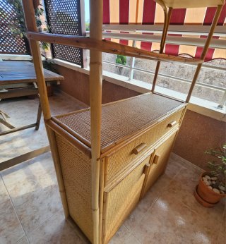 Estantería de bambú y mimbre