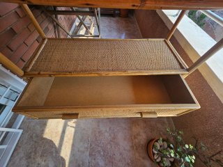 Estantería de bambú y mimbre