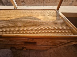 Estantería de bambú y mimbre