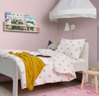 Cama infantil blanca con rosa