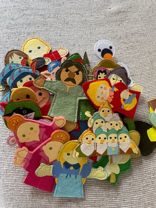 Bolsa de tela con marionetas de los cuentos