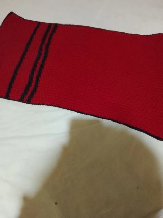 Chal tejido crochet rojo con rayas negras