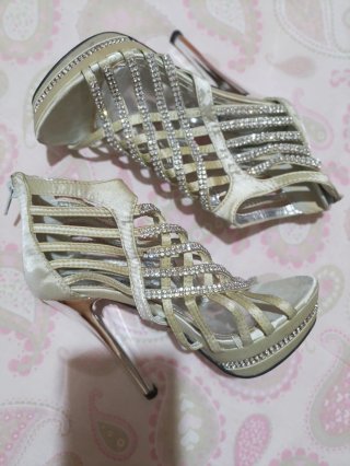 Zapatos de tacón N°35 dorados y plateados