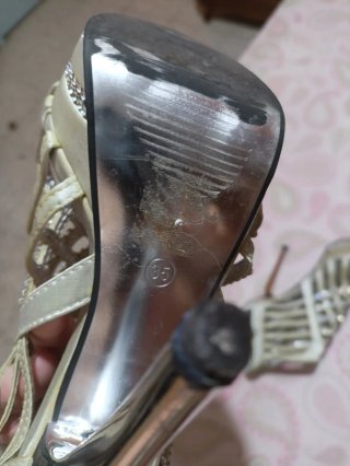 Zapatos de tacón N°35 dorados y plateados