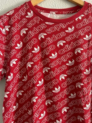 Camiseta Adidas Roja Estampada