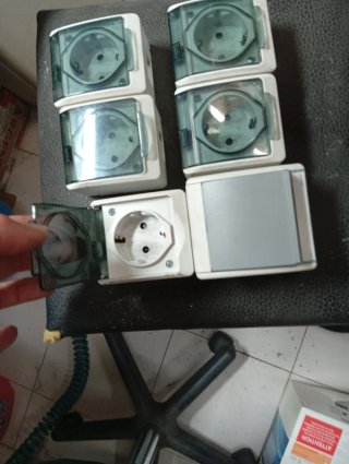 Enchufe de superficie con tapa protectora