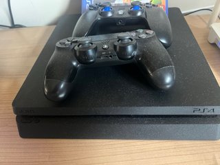 Consola PS4 Negra + 2 Mandos + Juego