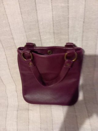 Bolso morado con asas y anillas