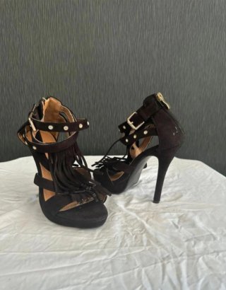 Sandalias tacón negras con flecos y pedrería
