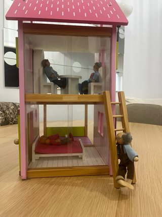 Casita de muñecas de madera