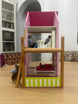 Casita de muñecas de madera