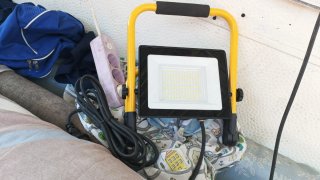 Foco LED portátil con asa