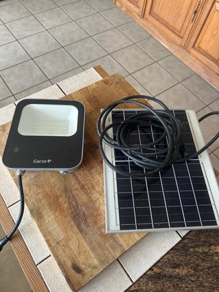 Foco LED Solar Garza